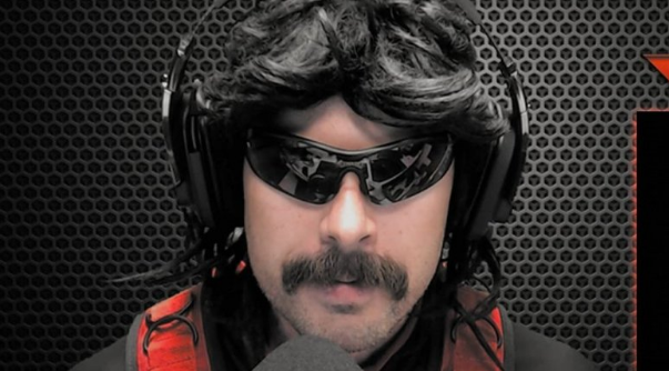 LO STREAMER DI TWITCH DR DISRESPECT E’ STATO BANNATO DA TWITCH PER AVER FILMATO UNA DIRETTA IN UN BAGNO PUBBLICO!