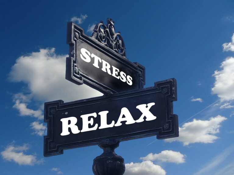 Psicologia, l'immagine rappresenta un cartello con due indicazioni, stress e relax