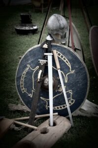 HRAFNKELS SAGA: VIAGGIO NEL MONDO DEI VICHINGHI NELL’ISLANDA MEDIEVALE (SECONDA PARTE) 1 scudo e spada utilizzati dai vichinghi